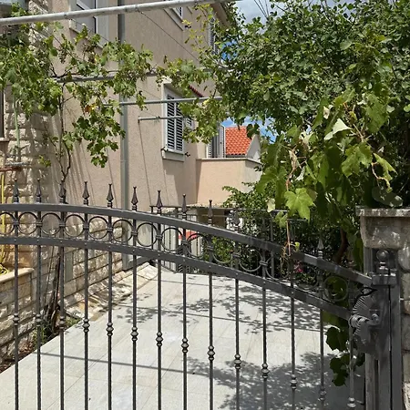 Apartment Gorgeous In Okrug Gornji With Wifi *