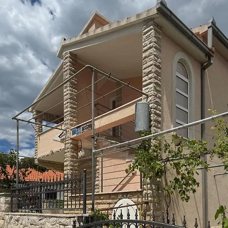 Awesome In Okrug Gornji With Wifi