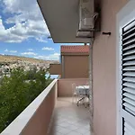 Appartamento Awesome In Okrug Gornji With Wifi