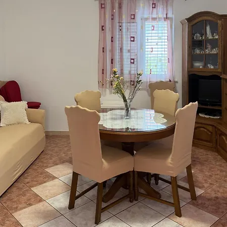 Gorgeous In Okrug Gornji With Wifi Apartmán *