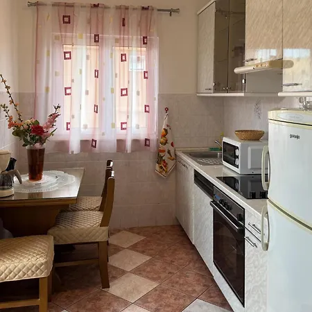 Awesome In Okrug Gornji With Wifi *