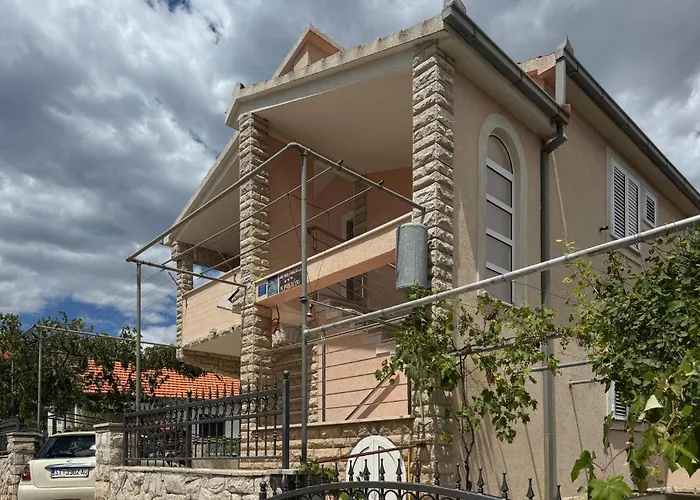 Awesome In Okrug Gornji With Wifi