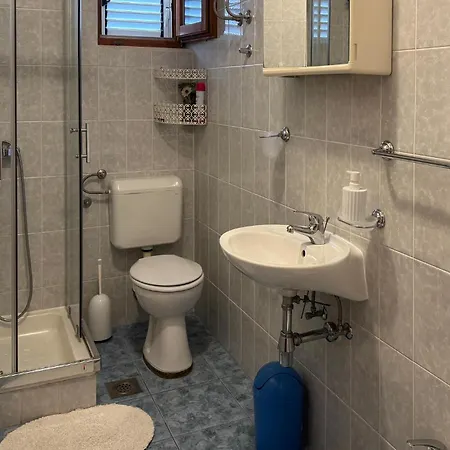 Awesome In Okrug Gornji With Wifi 아파트 트로기르